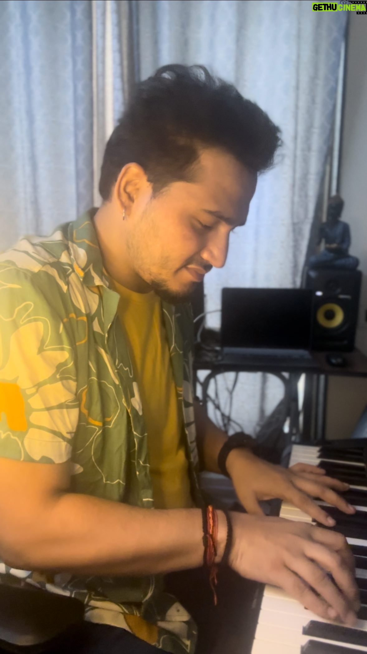 Dev Negi - 1.2K Likes - Tried singing #nainarenaina
By legend @asha.bhosle ji & @ghulamaliofficial khan sahab 🙏
भूल-चूक माफ़
#ghazal #ghulamali #ghulamalighazals #shayrilover #poetry #ashabhosle #ashabhoslesongs #devnegi #devnegilive