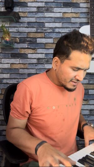 Dev Negi Instagram - Tried singing this song by the great @sardoolsikander sahab , during my college days in punjab my friends @amitsharmaspace @yuvrajhansofficial @rehaanworld introduced me to the music of this legendary artist 
भूल-चूक माफ़ 🙏❤️
#sardolsikandersaab #sardulsikander #punjabi #punjabisongs #punjabisadsongs #heartbroken #oldsong #devnegi #devnegisinger #devnegilive