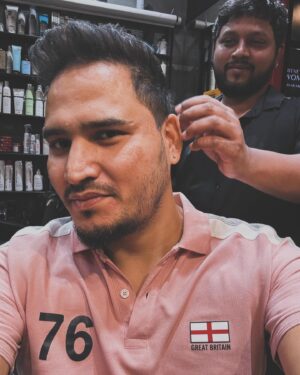 Dev Negi Instagram - Thanks bhai @mohdjaved7639 for the lovely hair cut #hakimalim 😊