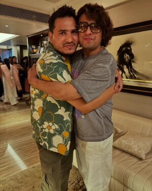 Dev Negi Instagram - About last night thanks @tips @rameshtaurani ji for the lovelly dinnner 🙏❤️ @sonunigamofficial @uditnarayanmusic @singer_shaan @nikhitagandhiofficial @rochakkohli @tonykakkar