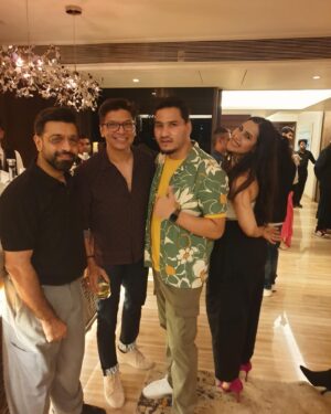 Dev Negi Instagram - About last night thanks @tips @rameshtaurani ji for the lovelly dinnner 🙏❤️ @sonunigamofficial @uditnarayanmusic @singer_shaan @nikhitagandhiofficial @rochakkohli @tonykakkar