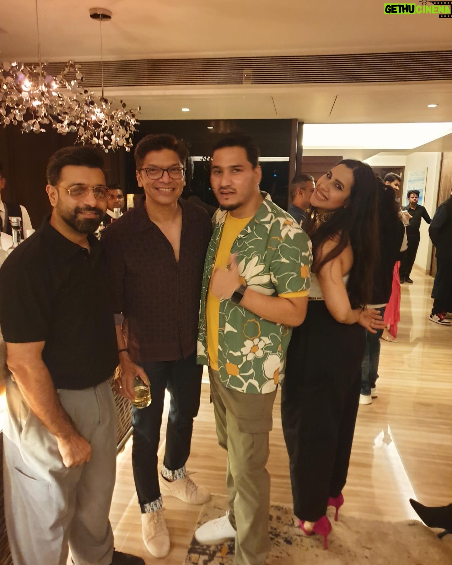 Dev Negi - 479 Likes - About last night thanks @tips @rameshtaurani ji for the lovelly dinnner 🙏❤️ @sonunigamofficial @uditnarayanmusic @singer_shaan @nikhitagandhiofficial @rochakkohli @tonykakkar