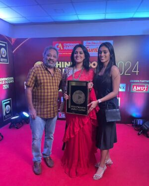 Devadarshini Instagram - Extremely happy to have received this award for my most favorite project- Ramani vs Ramani. Thank you @lingam_nagarajan for creating this magic. Thank you @ram.g_ram for being an amazing co-actor. Thank you @chetan_k_a @niyathiiii_ for your support. Thank you @behindwoodsofficial for this honour! Missing Ramya kutty❤️