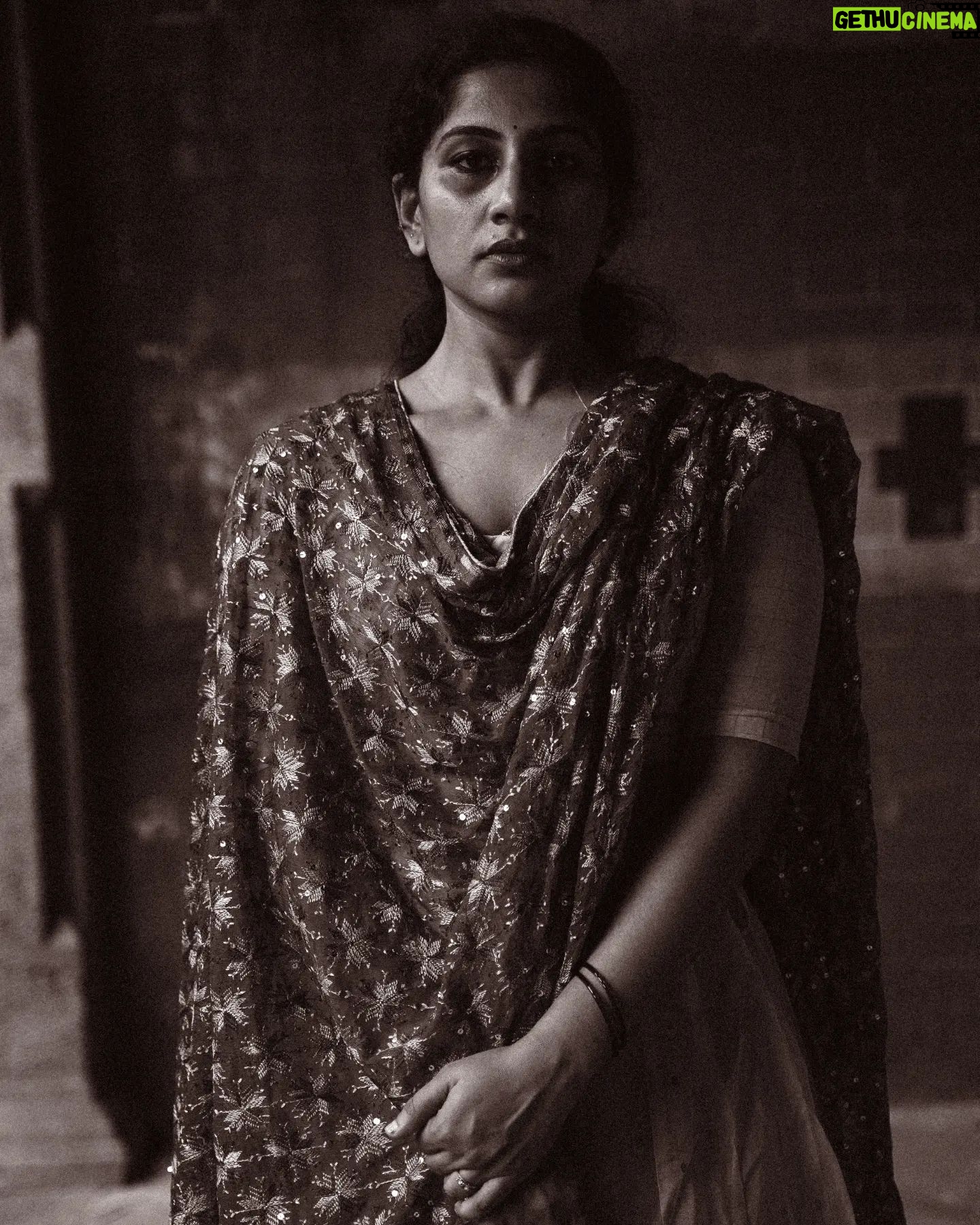 Devaki Rajendran - 1.2K Likes - Look.
Photo by @vkviiii
#shadow #curves #shooting #photooftheday #light
