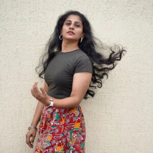 Devaki Rajendran Instagram - Okay, 
Last of these photos. Promise. 
@unnisurendran thank you for promptly clicking these for us.

#photooftheday #KeralaCrimeFiles #kcf #Webseries #DisneyHotstarMalayalam #devakirajendran