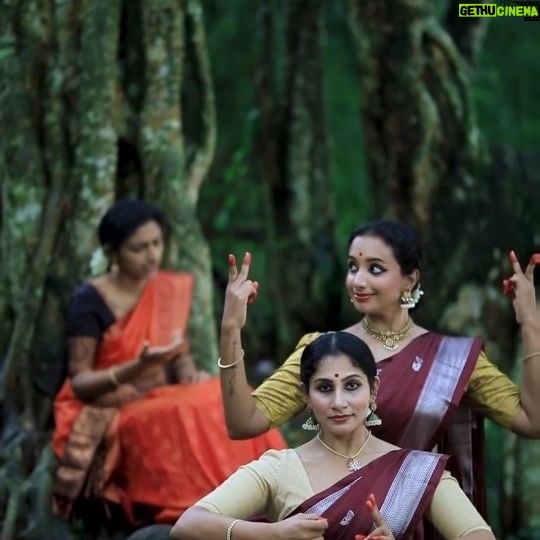 Devaki Rajendran - 1.3K Likes - On this Vijayadashami, We humbly present to you the composition 'Kanaka Saila Viharini' in Ragam Punnagavarali composed by Syama Sastri. Wishing you all a wonderful journey filled with knowledge and growth. May the grace of the Divine Mother be with us all.
Credits
Original Composition : Kanaka Shaila Viharini ( Composer- Syama Sastri , Ragam- Punnagavarali)
Choreographed and performed by Devaki Rajendran and Parvathi Akhilesh
Vocal and violin by Annapoorna Pradeep
Ganjira by Ram Kumar
Music production by Anoop Mohandas and Varkey
Mixed and mastered by Varkey
Recorded at Deepak SR Productions
#classicaldance #bhavaragam #bharatanatyam #classicalmusic #artist #artistsoninstagram #creative #journey #collaboration @bhavaragam