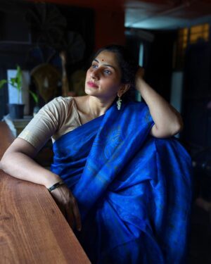 Devaki Rajendran Instagram - Dream. 

#dream #fly #chasingemotions #inabeautifulplace #devakirajendran #poetry #music #love #gratitude #sareelove #saree

Picture by @smkruckfules 
At @mysarwaa , Trivandrum .