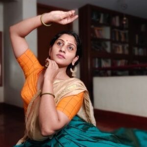 Devaki Rajendran Instagram - Felt beautiful yesterday... Just felt like dancing to this beautiful melody by Ilayaraja, thanks to @parvathygeetha 's baby who was humming to this in the car. Generally I'm very lazy about recording or posting videos, but yesterday it just felt good. 
PS: I had written a lovely little caption and tried to upload it last night but Instagram didn't allow it for some reason. So trying it again this morning 

#dancereels #reels #ilayaraja #evergreen #melody #tamil #cinema #music #dance #ethnicwear #grace #smile