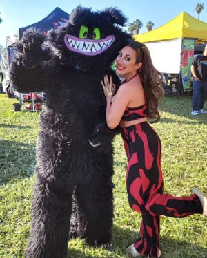 Devanny Pinn Instagram - Ty to everyone who came out to see me @halfway_to_halloween_festival ! This was such a cool event with tons of great fans, vendors and genre enthusiasts who came out to celebrate all things spooky 👻!
Special shoutout to @spookybabyclothing 💗 

If you missed the chance to purchase my new signed prints   movies you can order them now directly by DMing @statik_talent_agency_llc

I'll see you next at @geekfestfilmfest this weekend for the Women in Horror panel 🎃