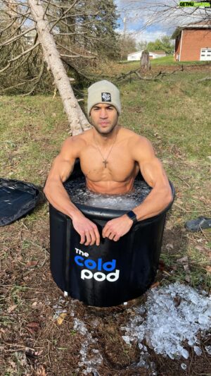 Devin Goda Instagram - GET COLD🥶

One of the things that I’ve been trying to work on is learning how to be more comfortable being uncomfortable. I think that’s a great mentally to have going into the New Year. If you haven’t tried cold exposure you’re missing out! 

(I forgot I was 6’3 for a second and should have gotten the XL but it does the trick)🤣

#faithandfitness #cold #fitnessmotivation