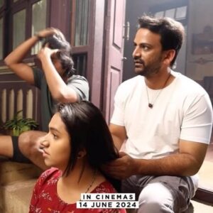 Dhananjay Instagram - ಮನೆ ಮುಂದೆ ಇರೋ ಮೆಟ್ಟಿಲು ನೋಡಿದರೆ ಏನೋ ಒಂಥರಾ ಖುಷಿ. ಈಗಲೂ ಊರಿಗೆ ಹೋದರೆ ಈ ಥರ ಮೆಟ್ಟಿಲ ಮೇಲೆ ಮನೆಯೋರೆಲ್ಲಾ ಕುಳಿತು ಮಾತಾಡೋದಿದೆ. ನಗೋದಿದೆ. ಅಕ್ಕ, ತಂಗಿ, ಆಯಿ, ಮಗನ ನಡುವೆ ಸುಮಾರು ಒಳ್ಳೆಯ ಕ್ಷಣಗಳು ಈ ಥರಾ ಮಟ್ಟಿಲ ಮೇಲೆ ನಡೆದಿದೆ.

ಈ ಮನೆ ನೋಡಿದ ದಿನಾನೇ ಇಲ್ಲೊಂದೆರಡು ಶಾಟ್‌ ತೆಗೀಲೇಬೇಕು ಅಂತ ಫಿಕ್ಸ್‌ ಆಗಿಬಿಟ್ಟಿದ್ದೆ. ಈ ಮೆಟ್ಟಿಲ ಮೇಲೆ ಕೂತು ಡಾಲಿ ಮೊದ್ಲನೇ ಸಲ ಜಡೆ ಹಾಕೋದನ್ನ ನೋಡೋದಕ್ಕೆ ಚೆನ್ನಾಗಿತ್ತು. ತಾರಾ ಅಂತೂ ತುಂಬಾ ಕ್ಯೂಟ್. ತನುಜಾ ಮತ್ತು ಪೃಥ್ವಿ ಯಾವ ಆಂಗಲ್ಲಿನಲ್ಲಿ ನೋಡಿದ್ರೂ ನಟರ ಥರ ಇಲ್ಲ. ಥೇಟ್‌ ತಂಗಿ ಮತ್ತು ತಮ್ಮನ ಥರಾನೇ ಇದಾರೆ.

ಹೀಗೆ ಕೋಟಿ ಮತ್ತು ಮನೆಯೋರು ತುಂಬಾ ಖುಷಿಯಾಗಿದ್ದ ಒಂದು ಸಂಜೆ ಇದು.

ಕೋಟಿ, ಜೂನ್‌ ೧೪ಕ್ಕೆ
#ಕೋಟಿ #KoteeMovie #KoteeMusicOnSaregama #KoteeOnJune14th