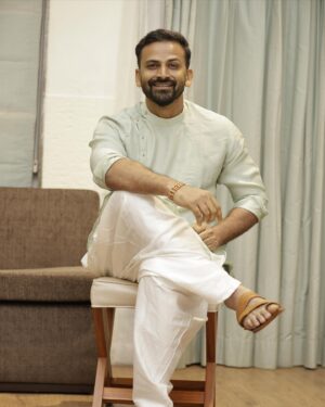 Dhananjay Instagram - ನಗುತಲಿರಿ✌🏼
Thanks @itmeshachinaheggar for the design and @akhilpicz for the picture.