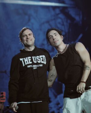 Di Ferrero Instagram - “On My Own (Live In Brazil)” @nxzerooficial & @theused disponível agora em todas as plataformas! Link nos stories e na bio. 

Foi Demais ter vivido esse momento tão especial na @iwannabe.tour ao lado dos meus Irmãos @geerocha, @filipe_fi, @cacograndino e @danielweksler ! Valeu #FNX e thank you @theused, @robbietheused, @danwhitesidesdrums, @virtualjepha, @brutalford, we fucking love you 🖤🤘

📸 @cesinha