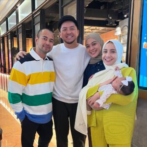 Dian Ayu Instagram - Silaturahmi memperpanjang usia memperluas rejeki, ketemu sama yang baru pulang haji 🙏🏻