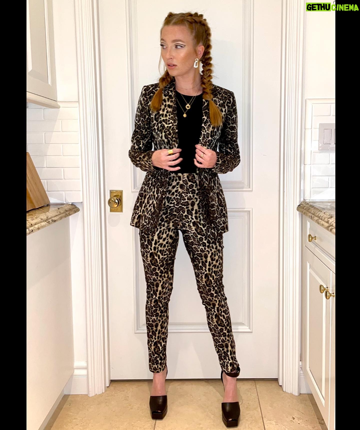 Diana Hopper - 1.9K Likes - a lewk so nice had to share it twice ✨