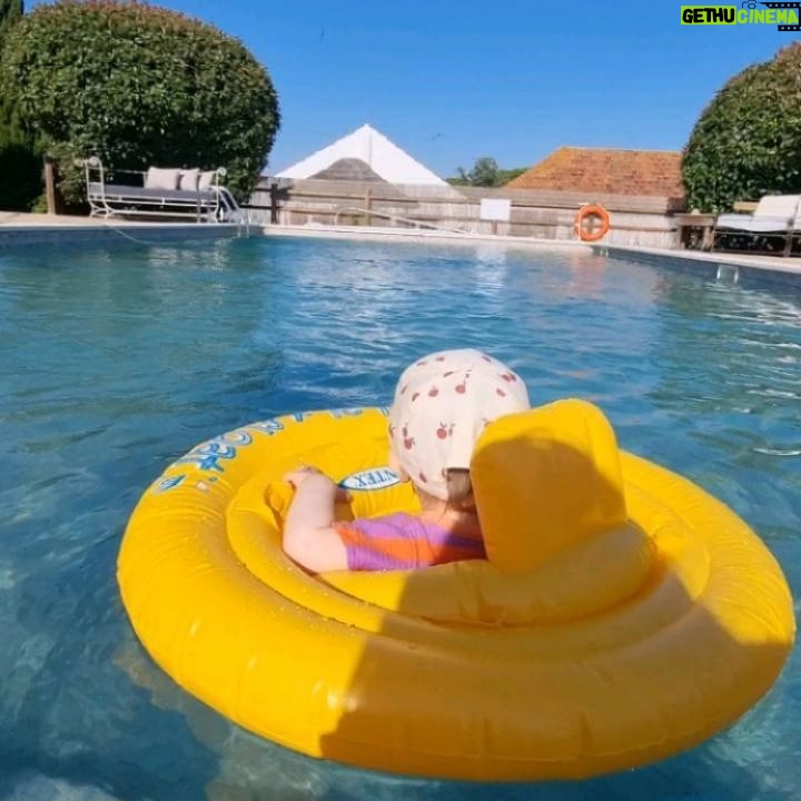 Diana Marquês Guerra - 1.5K Likes - A minha menina fez 1 aninho. E até aqui nunca soube o verdadeiro poder de um sorriso. E que sorriso o dela 🧡
Parabéns filha linda!
Parabéns Eleanor 🎈