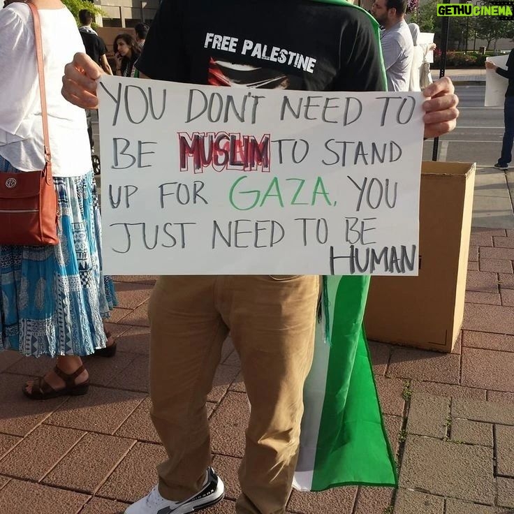Diana Marquês Guerra - 525 Likes - Já custa encontrar palavras para descrever o que está a acontecer. A cada dia que passa as notícias conseguem ser mais inacreditáveis ainda. São mais de 1000 crianças e bebés mortos pelo governo Israelita em menos de 10 dias!!!!! Como é que ainda é preciso lutar pela libertação da Palestina?! São 75 anos de sofrimento de um povo que apenas quer viver na sua própria terra, onde nasceu. Israel comete à 75 anos crimes contra a humanidade e aquilo que exerce sobre o povo Palestino é a definição de apartheid. Os E.U.A. financiam anualmente aos biliões e a Europa fecha deliberadamente os olhos, mais uma guerra dá jeito a muitos.
O que está a acontecer em Gaza é absolutamente injustificável. Castigar e condenar à morte sem comida, água e electricidade um povo inteiro é injustificável e um crime de guerra. É genocídio. Já cairam mais bombas em Gaza do que no Afeganistão durante 1 ano.
Quando nos perguntamos como foi possível acontecerem as atrocidades da 2a Guerra mundial e ninguém fez nada, eis a resposta... Está a acontecer agora.
O Povo Palestino não é o Hamas.
O Povo Israelita não é o governo de Israel.
Ódio gera mais ódio.
Guerra gera mais guerra.
Há lugar para todos no mundo.
#FreePalestine #LibertemaPalestina
#stopgenocide
#savegaza