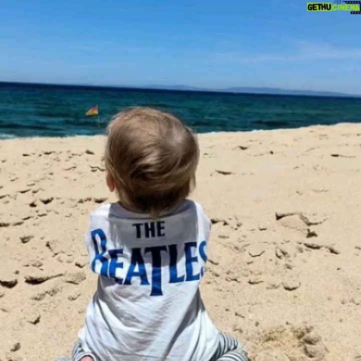 Diana Marquês Guerra - 1.5K Likes - A minha menina fez 1 aninho. E até aqui nunca soube o verdadeiro poder de um sorriso. E que sorriso o dela 🧡
Parabéns filha linda!
Parabéns Eleanor 🎈