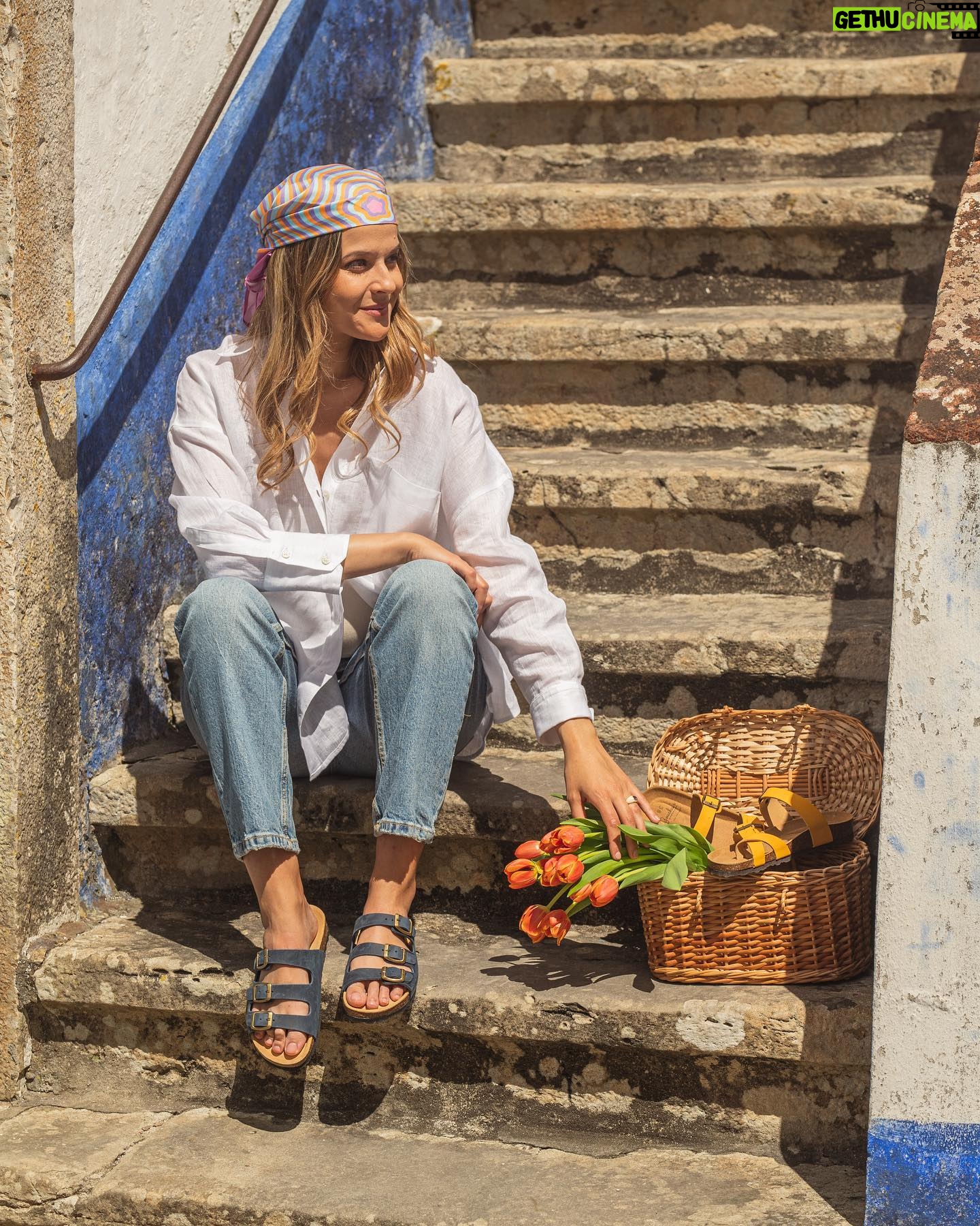 Diana Marquês Guerra - 625 Likes - 'Foi com muito entusiasmo que aceitei o convite e sou a cara da campanha de verão das @Gouchashandmade , que para além de uma coleção absolutamenta linda, é um projecto especial por nascer e pertencer, tal como eu, à Vila da Benedita. Espreitem o que aí vem!'
Diana Marquês Guerra
NEW COLLECTION - COMING SOON ✨
O nosso calçado é feito com amor e cuidado, e não há ninguém melhor para representá-lo do que @dianamarquesguerra - a embaixadora da nossa nova coleção. Natural da zona da Benedita, a Diana representa a nossa paixão por trazer calçado de qualidade feito localmente.
Disponível brevemente em www.gouchashandmade.pt 🏵️
#HandMade #GouchasHandmade #Summer #Fashion #madeinportugal