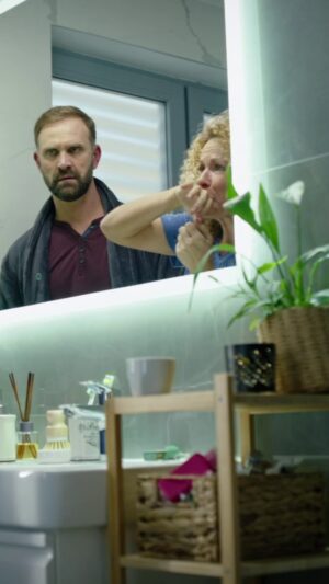 Diana Mórová Instagram - Keď je niekto na záchode, ale ty musíš ísť do kúpeľne.... 😀😅

Všetky časti nájdete na @jojplay_official ▶️

#tvjoj #tomasadiana #dianamorova #tomasadianatvjoj