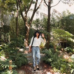 Diane Lin Instagram - 嗨，你最近好嗎？

善待身體，好好吃飯，好好睡覺，畢竟健康最重要。

快樂的時候跳舞，難過的時候哭，感受情緒，觀看它們穿透身體，明白情緒不是你、念頭也不是你。

後悔也沒關係，不要苛責當時做決定的你，沒有用而且只會讓情況更糟。

不做時間的奴隸，不刻意追求意義與真理，有放手的勇氣，允許放棄，擁抱無法堅強的自己。

打電話給媽媽，請她不要擔心。

明白好壞都不是永恆，無常才是正常，善變才是不變，很重要，要記得喔！