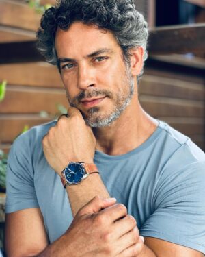 Diego Cristo Instagram - O Natal chegando, tempo de festas, se presentear e presentear alguém com um relógio da Vivara é mais que especial, é inesquecível.

#MovadoWatches 
#vivarawatches
@vivaraonline