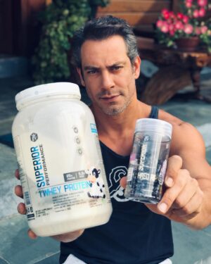 Diego Cristo Instagram - Eu e Meus mais novos companheiros  de Treino !! ✅ AGORA TAMBÉM FAÇO PARTE DO TIME @evolutionnutritionlab 

Tem desconto pra vocês seguidores seguidoras 👆 

CUPOM: DIEGOCRISTO20
Dá Direito a 20% de Desconto com esse CUPOM galera!! EM TODOS OS PRODUTOS!! QUANTAS VEZES VOCÊ QUISER 👀🤝

Meu Segredo para dar um gás nos treinos e ainda queimar as gorduras locais!! ⁣⁣⁣
⁣⁣⁣
💥Apresento a vocês o termogênico SHREDRIPPED da @evolutionnutritionlab também conhecido como “queimador de Gorduras e pré treino” ⁣⁣⁣
⁣
💥Ele faz você suar 2x mais! Queimando mais calorias! ⁣
⁣⁣⁣
💥Essa edição limitada possui 200mg de cafeína (mais forte) e as cápsulas são 100% fabricadas nos EUA. Ainda mais performance, rendimento e potencial emagrecimento e definição muscular.⁣⁣⁣
⠀⁣⁣⁣
-Quantidade: 90 cápsulas⁣⁣⁣
⠀⁣⁣⁣
- 100% Cafeína anidra⁣⁣⁣
⠀⁣⁣⁣
- 200mg de Cafeína por cápsula⁣⁣⁣
⠀⁣⁣⁣
- 500 mg óleo de cártamo⁣⁣⁣
⠀⁣⁣⁣
- Cápsula 100% made in USA⁣⁣⁣
⠀⁣⁣⁣
🔥Cupom de 20% de desconto: DIEGOCRISTO20
⁣⁣⁣

Adquira o seu no site:
www.evolutionnutritionlab.com.br

#evolution #evolutionnutrition #evo #suplemento #suplementação #fitness #promoção #whey 

SEM FALAR DO WHEY PROTEIN SABOR LEITE NINHO 😜😜 CORRE LÁ E GARANTA O SEU!! 

USE MEU CUPOM DE DESCONTO %
DIEGOCRISTO20 
Ganhe 20% de DESCONTO EM QQ PRODUTO @evolutionnutritionlab