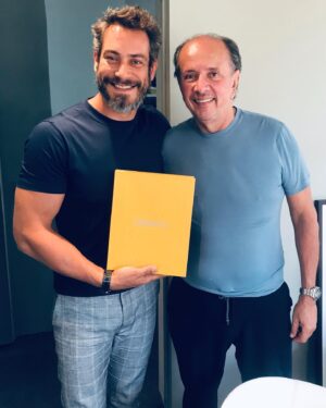 Diego Cristo Instagram - • Hoje foi um dia especial, uma reunião muito produtiva com um dos maiores arquitetos desse País @dbarq01.
Um  querido, que me recebeu super bem, além de me presentear com o seu livro... @dbarq01 obrigaduuuuuu Dia de conectar arte !!!
Muitas coisas boas vem por aí com @dbarq01 e @atelierdiegocristo 🙏🙏!! #deusnocomando #vidalonga #soosfortessobrevivem