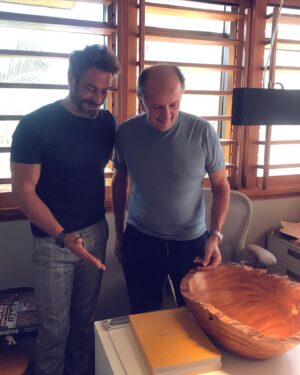 Diego Cristo Instagram - • Hoje foi um dia especial, uma reunião muito produtiva com um dos maiores arquitetos desse País @dbarq01.
Um  querido, que me recebeu super bem, além de me presentear com o seu livro... @dbarq01 obrigaduuuuuu Dia de conectar arte !!!
Muitas coisas boas vem por aí com @dbarq01 e @atelierdiegocristo 🙏🙏!! #deusnocomando #vidalonga #soosfortessobrevivem