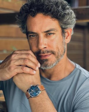 Diego Cristo Instagram - O Natal chegando, tempo de festas, se presentear e presentear alguém com um relógio da Vivara é mais que especial, é inesquecível.

#MovadoWatches 
#vivarawatches
@vivaraonline