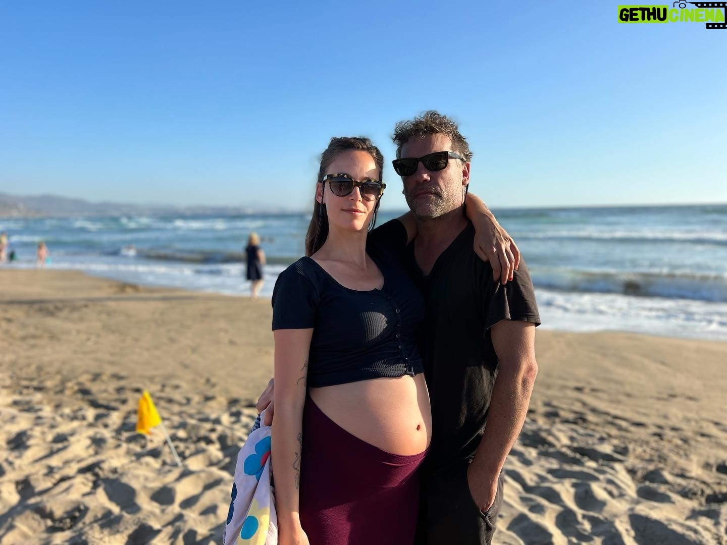 Diego Muñoz - 15.1K Likes - Fuentes cercanas (a punto de romperse) revelaron q aunque desconocemos el sexo de la personita, esta se encuentra en excelente estado de salud. Ampliaremos. (esa guata). @tueresgenial ❤️