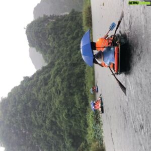 Diego Muñoz Instagram - Adios al Pais de Agua. Nos trataste tan bien. Nos mostraste a cada rato que eso somos / q esa agua, es el bien más preciado y que hay q ir con ella, no en contra. A favor.
Respetémosla cada vez que podamos; gracias a ella estamos aca. Paseando por Vietnam con mi princesa de agua @tueresgenial