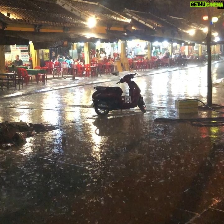 Diego Muñoz - 2.2K Likes - Adios al Pais de Agua. Nos trataste tan bien. Nos mostraste a cada rato que eso somos / q esa agua, es el bien más preciado y que hay q ir con ella, no en contra. A favor.
Respetémosla cada vez que podamos; gracias a ella estamos aca. Paseando por Vietnam con mi princesa de agua @tueresgenial