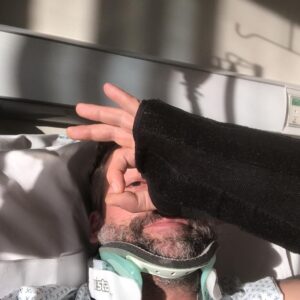 Diego Muñoz Instagram - 11 días después, haciendo abandono total del inmueble.  Sin ningun tubo conectado al cuerpo / Casi un milagro.  Gracias infinitas a todas las personas q me salvaron la vida.  Gracias❤️ Ahora a recuperarme bien.