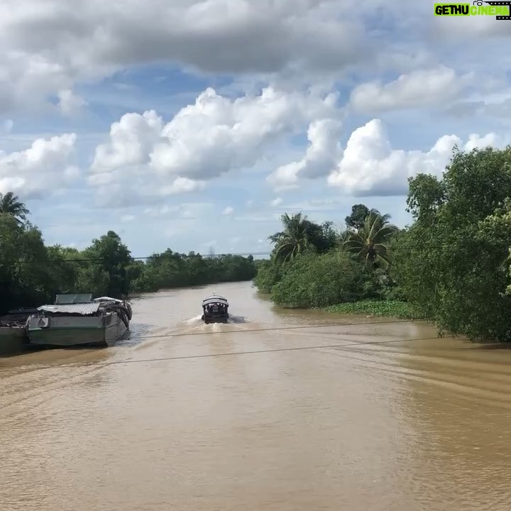 Diego Muñoz - 2.2K Likes - Adios al Pais de Agua. Nos trataste tan bien. Nos mostraste a cada rato que eso somos / q esa agua, es el bien más preciado y que hay q ir con ella, no en contra. A favor.
Respetémosla cada vez que podamos; gracias a ella estamos aca. Paseando por Vietnam con mi princesa de agua @tueresgenial