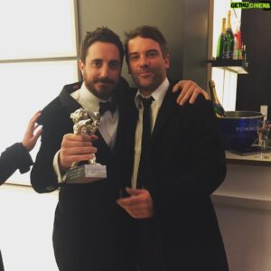 Diego Muñoz Instagram - En un diccionario que @pablofabula me regaló hace mucho tiempo, llamado "Mitos de Chile"  escribió, a modo de recuerdo, la siguiente frase: "Como verá compañero, los mitos se construyen con los años. A trabajar." Cinco años han pasado de ese lejano y emocionante Febrero de 2014, el de la foto. 
Con ese premio q todo lo cambió: "El Club" sería mundialmente aclamada, el monseñor Errazuriz posaría (dias después) con ese mismo oso, en primera clase, en un avion q volvía a Chile. Se pedirían explicaciones, se exigirían disculpas públicas, que cómo se podía ser tan falta de respeto con una figura eclesiástica tan importante. Y? Quién tenía la razón? Quién tendría despues que arrodillarse y pedir perdón? 
Cinco años han bastado para para darse cuenta que los mitos también se pueden Destruir.  Y a veces puede bastar una pelicula para lograrlo.
Te abrazo hermano, te admiro, te quiero.
#elclub #cinechileno #berlinale2014 #tbt