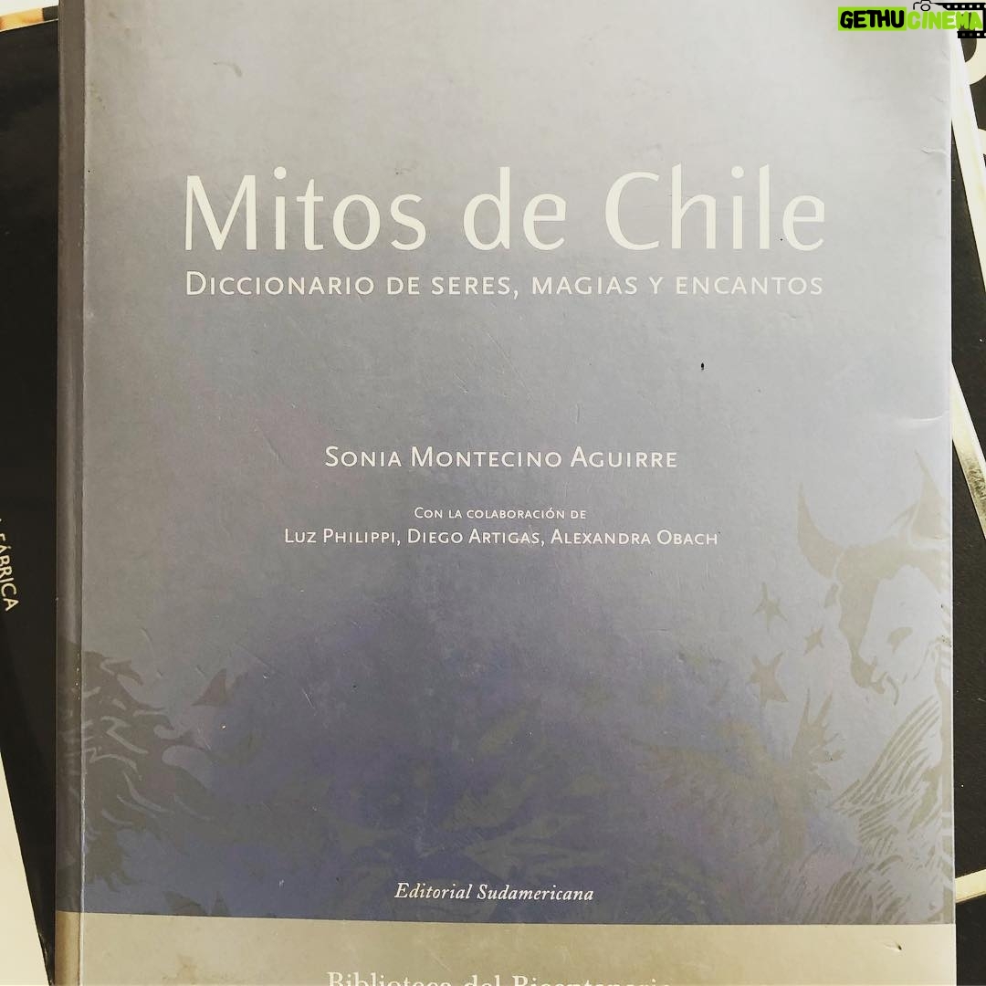Diego Muñoz - 3.2K Likes - En un diccionario que @pablofabula me regaló hace mucho tiempo, llamado "Mitos de Chile" escribió, a modo de recuerdo, la siguiente frase: "Como verá compañero, los mitos se construyen con los años. A trabajar." Cinco años han pasado de ese lejano y emocionante Febrero de 2014, el de la foto.
Con ese premio q todo lo cambió: "El Club" sería mundialmente aclamada, el monseñor Errazuriz posaría (dias después) con ese mismo oso, en primera clase, en un avion q volvía a Chile. Se pedirían explicaciones, se exigirían disculpas públicas, que cómo se podía ser tan falta de respeto con una figura eclesiástica tan importante. Y? Quién tenía la razón? Quién tendría despues que arrodillarse y pedir perdón?
Cinco años han bastado para para darse cuenta que los mitos también se pueden Destruir. Y a veces puede bastar una pelicula para lograrlo.
Te abrazo hermano, te admiro, te quiero.
#elclub #cinechileno #berlinale2014 #tbt