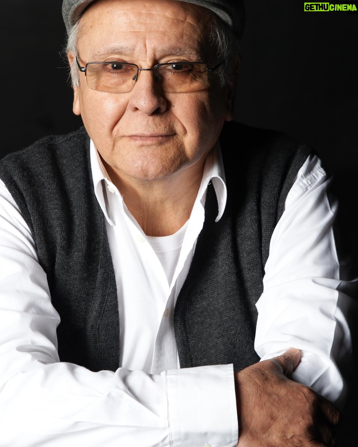 Diego Muñoz - 700 Likes - Feliz Cumpleaños Fernando Gonzalez. Nuestro Maestro tan querido. Un aplauso infinito para ti y tu inmenso legado. ❤️🎭.
Foto @danielcorvillonphoto