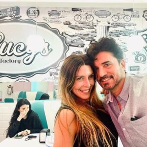 Diego Olivera Instagram - Felizzzzz vuelta al SOL!!! Amor mío!!! Hay tantas razones por las que festejarte! Imposible conocerte en un solo recorrido… iluminada y profunda. Mil facetas que vas descubriendo como quien pasa la página encantado de la historia revelada. Gracias por regalarme ser testigo de tu respiro y compartirme tu amor… tu alegría y hasta tu dolor. Gracias por tu locura. Y por los hijos que son sin dudas la extensión más amorosa de nuestra vida. Te amo ❤️💕 @monicaayos #felizcumpleaños #vida #amor #vueltaalsol AHHH la chiquita de atrás es una persona que nos acompaña todos los días 🤣🤣🤣 y parecemos darle vergüenza @vickydoll22