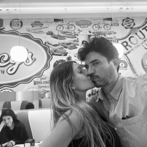 Diego Olivera Instagram - Felizzzzz vuelta al SOL!!! Amor mío!!! Hay tantas razones por las que festejarte! Imposible conocerte en un solo recorrido… iluminada y profunda. Mil facetas que vas descubriendo como quien pasa la página encantado de la historia revelada. Gracias por regalarme ser testigo de tu respiro y compartirme tu amor… tu alegría y hasta tu dolor. Gracias por tu locura. Y por los hijos que son sin dudas la extensión más amorosa de nuestra vida. Te amo ❤️💕 @monicaayos #felizcumpleaños #vida #amor #vueltaalsol AHHH la chiquita de atrás es una persona que nos acompaña todos los días 🤣🤣🤣 y parecemos darle vergüenza @vickydoll22