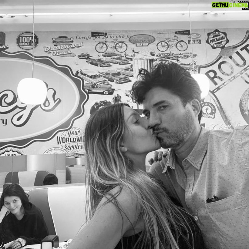 Diego Olivera - 3K Likes - Felizzzzz vuelta al SOL!!! Amor mío!!! Hay tantas razones por las que festejarte! Imposible conocerte en un solo recorrido… iluminada y profunda. Mil facetas que vas descubriendo como quien pasa la página encantado de la historia revelada. Gracias por regalarme ser testigo de tu respiro y compartirme tu amor… tu alegría y hasta tu dolor. Gracias por tu locura. Y por los hijos que son sin dudas la extensión más amorosa de nuestra vida. Te amo ❤️💕 @monicaayos #felizcumpleaños #vida #amor #vueltaalsol AHHH la chiquita de atrás es una persona que nos acompaña todos los días 🤣🤣🤣 y parecemos darle vergüenza @vickydoll22