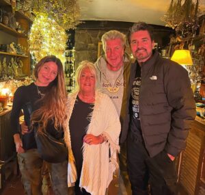 Diego Olivera Instagram - Al fin en Argentina 🇦🇷 ❤️❤️ #mama @teresawalger @elforray950 @monicaayos