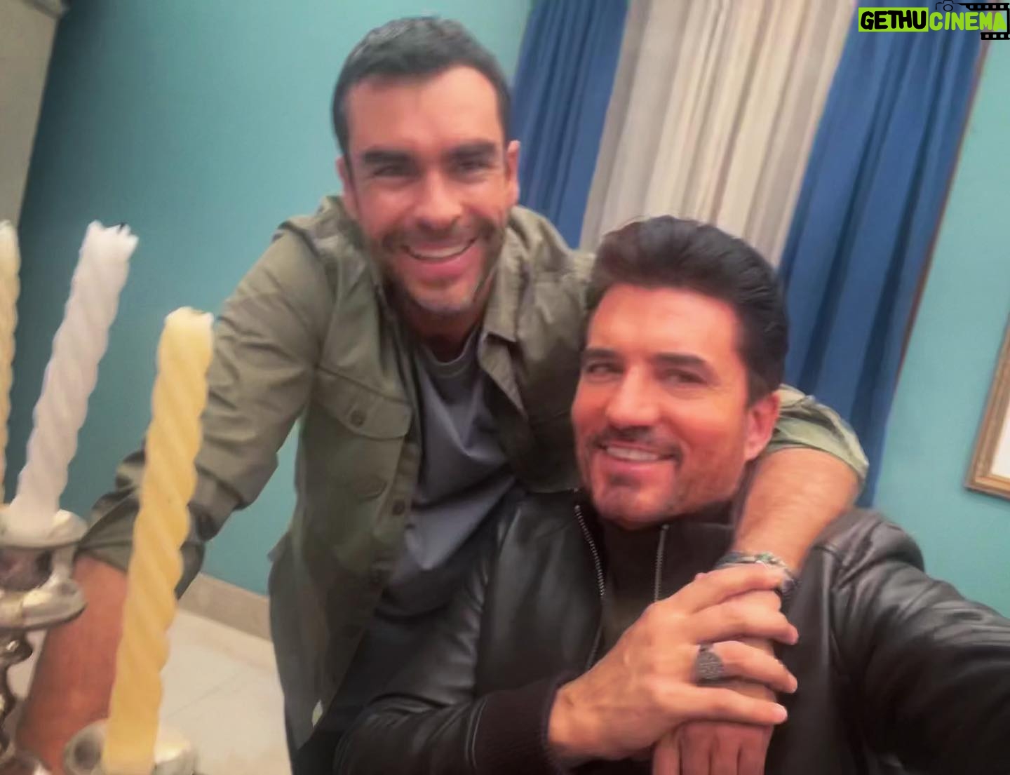 Diego Olivera - 2.7K Likes - Cuando el trabajo lo podemos compartir con actores tan profesionales pero mejor aún, tan compañeros como tú @gonzalogarciavivanco es un enorme placer poder compartirlo y no quedarse “alargándonos” solo en silencio. Festejo que @corazon_guerreroof me haya dado el regalo de conocerte y conocer, por qué es Justo decirlo, a tod@s mis compañeros de elenco. Gracias 🙏 ❤️