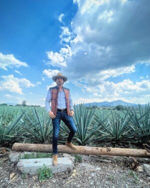 Diego Olivera Instagram - En México el maguey posee un gran simbolismo debido a que combina tradición y cultura, mismas que le han otorgado un valor patrimonial muy importante. El agave también conocido como maguey es una planta de origen mexicano, tomando el vocablo griego Agavos, que significa “ilustre o admirable”. Es para mi un honor estar frente a un símbolo relevante en la cultura de Mexico 🇲🇽 Mis respetos 💪🏼👍👏👏👏♥️ Además frente a una especie natural que le ofrece a la humanidad tantas variantes de consumo. 👍😉
