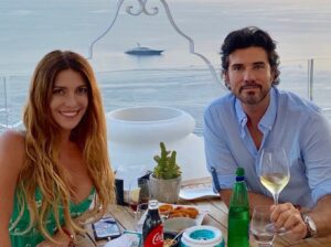 Diego Olivera Instagram - “Incluso antes de que llegaras yo ya vivía enamorado de ti y a veces, no pocas, te extrañaba como si supiera que me hacías falta”. Julio Cortázar, Rayuela. 20 AÑOS!!!! No voy a decirte nada por aquí que no te haya dicho a solas mi amor ❤️ @monicaayos Tampoco voy a dejar de ser obvio y cursi.Además nos lo merecemos jajajajaja Tampoco voy a dejar de GRITAR con toda mi alma y a los cuatro vientos: GRACIAS a la Vida  por haberme regalado 20 años junto a ella. Gracias al tiempo por regalarnos la coincidencia. Por ofrecernos la sincronía. Te amo vida… porque junto con tu ser vinieron unos “quienes” que me regalan instantes únicos todos los días con su presencia. Uds me enseñan todos y cada uno de mis pasos. Te amo. Los amo. @federicoayos @vickydoll22 #familia #aniversario #29 #happy #aniversary #online #focus #vida