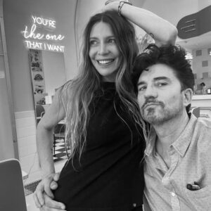 Diego Olivera Instagram - Felizzzzz vuelta al SOL!!! Amor mío!!! Hay tantas razones por las que festejarte! Imposible conocerte en un solo recorrido… iluminada y profunda. Mil facetas que vas descubriendo como quien pasa la página encantado de la historia revelada. Gracias por regalarme ser testigo de tu respiro y compartirme tu amor… tu alegría y hasta tu dolor. Gracias por tu locura. Y por los hijos que son sin dudas la extensión más amorosa de nuestra vida. Te amo ❤️💕 @monicaayos #felizcumpleaños #vida #amor #vueltaalsol AHHH la chiquita de atrás es una persona que nos acompaña todos los días 🤣🤣🤣 y parecemos darle vergüenza @vickydoll22