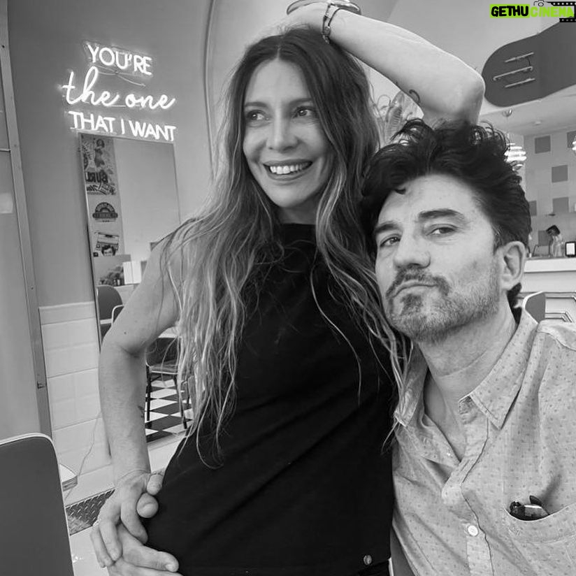 Diego Olivera - 3K Likes - Felizzzzz vuelta al SOL!!! Amor mío!!! Hay tantas razones por las que festejarte! Imposible conocerte en un solo recorrido… iluminada y profunda. Mil facetas que vas descubriendo como quien pasa la página encantado de la historia revelada. Gracias por regalarme ser testigo de tu respiro y compartirme tu amor… tu alegría y hasta tu dolor. Gracias por tu locura. Y por los hijos que son sin dudas la extensión más amorosa de nuestra vida. Te amo ❤️💕 @monicaayos #felizcumpleaños #vida #amor #vueltaalsol AHHH la chiquita de atrás es una persona que nos acompaña todos los días 🤣🤣🤣 y parecemos darle vergüenza @vickydoll22