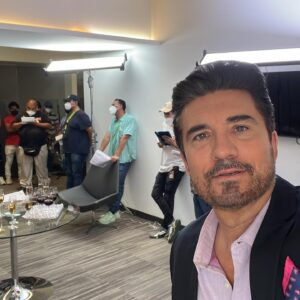 Diego Olivera Instagram - Atención jajaja es un Post largo jajaja pero que necesito exteriorizar y hacer público. Gracias! Muchas Gracias! Y De a poco me despido de Augusto Ruiz Montalvo. Y también de mis grandes compañeros. Enormes profesionales. Trabajadores que a destajo dieron “TODO” para que esta historia tenga los condimentos que tiene que tener un proyecto que amasamos con mucho “amor” profesional. Y con los tiempos que el mundo de la “producción” de hoy imponen. Delante y detrás de cámaras. Brindo por el sentido común y el respeto del gran equipo que formamos. Me tocó el “honor” de convivir muchas pero muchas horas de trabajo con cada uno de ellos (actores, maquillaje, peinadores, sonidistas, iluminadores, directores, continuistas, delegados, prensa, productores, utileros, locaciones, campers, transporte, catering, asistentes de todas las áreas y perdón si olvido algún rubro) y me llevo en el corazón guerrero el mejor de los recuerdos. Y luchamos siempre. También disfrutamos mucho!!! @corazon_guerreroof termina el 9 de Septiembre a las 4:30 PM por @canalestrellas pero las grabaciones terminan en un par de días. Adiós a los llamados cotidianos interminables para Augusto jajajaja pero imposibles de terminar si no fuera por la actitud, siempre positiva, de tod@s. Solo dejo algunas imágenes… pero el verdadero trabajo lo pueden ver de Lunes a Viernes a las 4:30 PM.
Gracias @corazon_guerreroof @productormejia @canalestrellas @alejandraespinoza @sabineoficial @altairjarabo @karena_flores @okaginer @gabyspanictv @nataliaesperonmx @joshgutierrezmx a los hermanos Guerrero @gonzalogarciavivanco @rodrigoguirao @delacampa @sian_oficial y a TOD@S Uds por acompañarnos!! #novela #televisaprensa #corazonguerrero #canalestrellas #univision #augustoruizmontalvo #historia #televisa