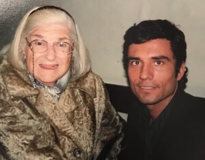 Diego Olivera Instagram - Feliz día a todas las Madres del mundo y muy especialmente para las mamás argentinas donde se celebra su día. Tuve y tengo la suerte de estar rodeado de mujeres inteligentes y brillantes pero sobre todo “amorosas”. Porque el AMOR lo es todo. No existen manuales que enseñen a vivir pero estoy muy seguro que el ingrediente mágico es el AMOR. Gracias a mis amadas: @monicaayos ❤️ a mi mamá @teresawalger ❤️ y aunque ya no está físicamente mi abuela #auaua que me enseñó mucho más que cualquier libro de “Ética y Dignidad”. #diadelamadre #madre #mama #amor #lifestyle