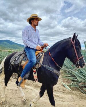 Diego Olivera Instagram - Arcángel es bello pero además un placer pasear con él. @nadiecomotu.tv 🎬📽️ 🎥 la producción le dio a #chema un socio de vida noble y fiel. 👍👏👏👏